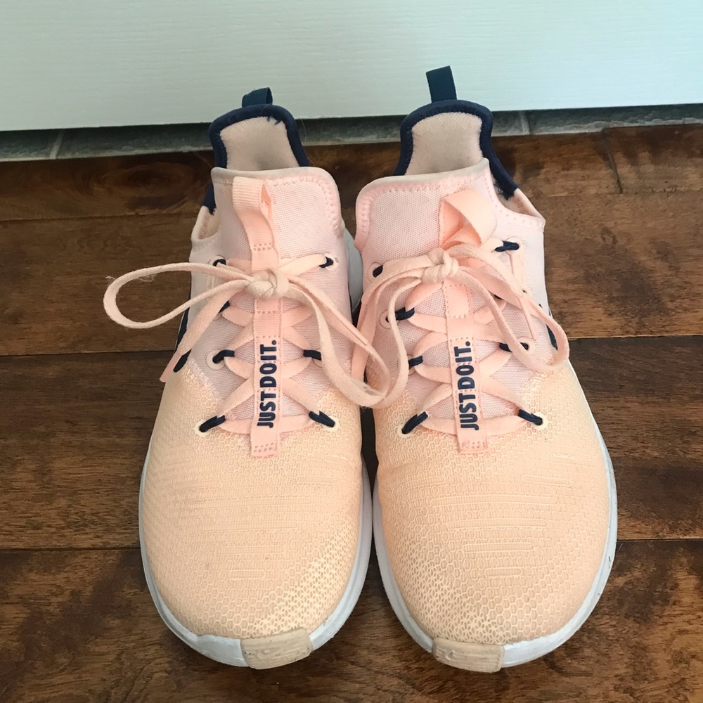 LIKE NEW!  Only worn a few times!!! Tennis shoes